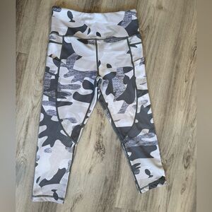 Zyia white, grey camo light n tight capri leggings with pockets. Size 6-8